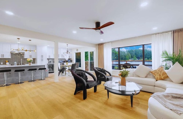 Charming Lakefront 6b3b with Panoramic Views