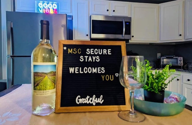 Modern 2-br apartment in Southside Flats PGH. Free WIFI, Free Coffee, Free Wine