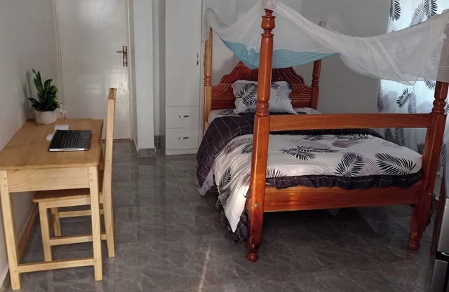 Room in modern round house in big green compound only 10 minutes from Gulu city