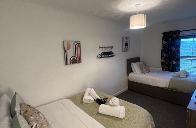 4 Rooms, Private Parking