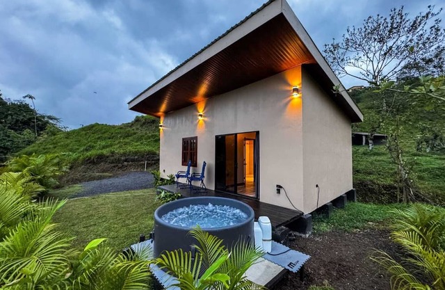 Tropical, relaxing and comfortable house with Jacuzzi