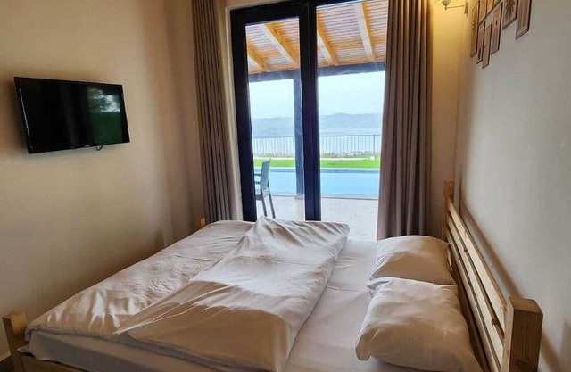 2+1 Wooden Villa for 5 People with Lake View - Heated Pool - Jacuzzi - Fireplace