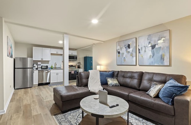 Bright & Stylish ATL 2BR Smart Entry, Free Parking, Close to Mercedes-Benz