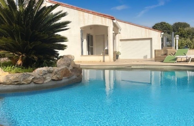 Villa with swimming pool 50m from the beach