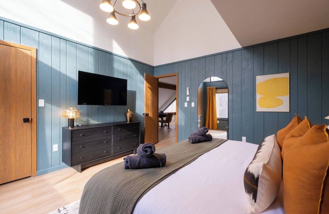 Scandi Bliss: Fall Foliage Getaway – Lake Access, Firepit Nights & Game Room Fun