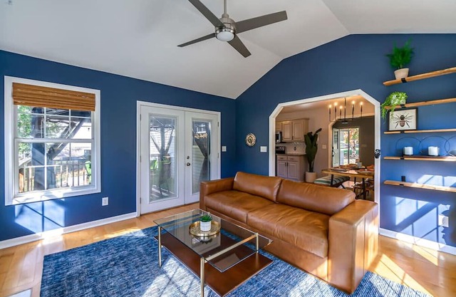 Updated Home Near Wedding Venues - Shopping - Food