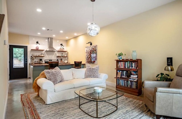 Sunshine Townhome 1BR/1.5BA 1 Block Downtown Bryan
