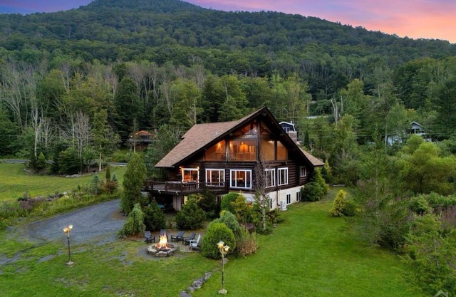 Spacious 5-bedroom cabin with AC, WiFi in welcoming Lanesville