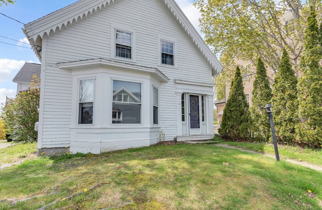 Walk to harbor & Main St shops/restaurants. Front unit of Castine village house.