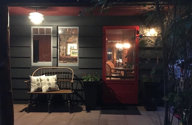 Dog friendly Vintage Cabin with a stroll to Town