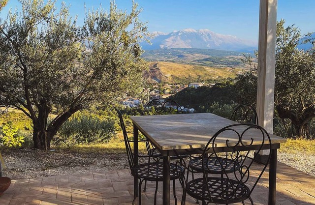 Pietra Pizzuta Country House "Tower" in the heart of Abruzzo. 1 pool