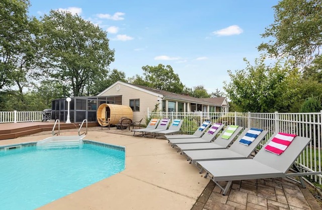 5BR Home with Sauna & Pool Hot tub Fire pit