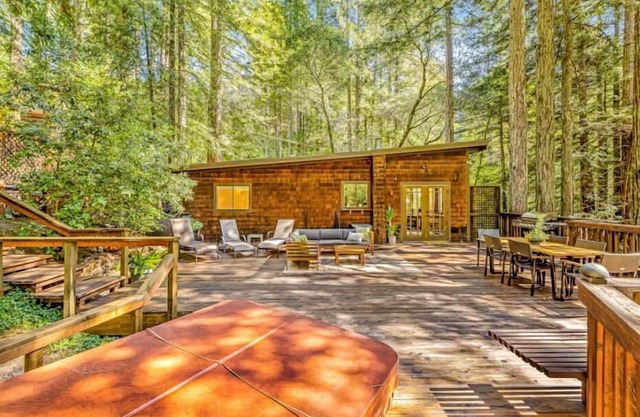 TreeTops Bungalow ~ Spacious and Spacious 2 Bedroom, Hot Tub, Woof!