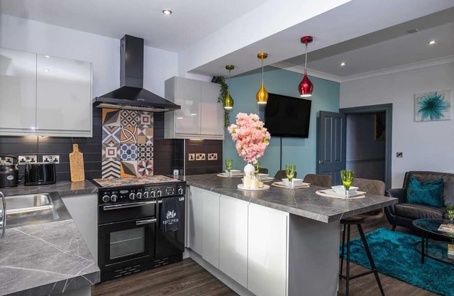 5* Open Plan - Business, Leisure, Relocation, Convenient, Parking, Alton Towers