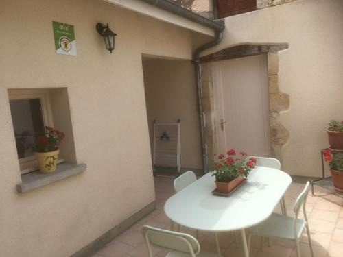 Gîte cosy à Dun-sur-Auron avec cour close et garage - FR-1-586-48