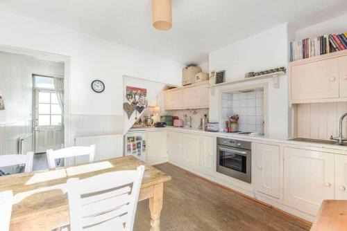 Charming Cottage Close To Regatta