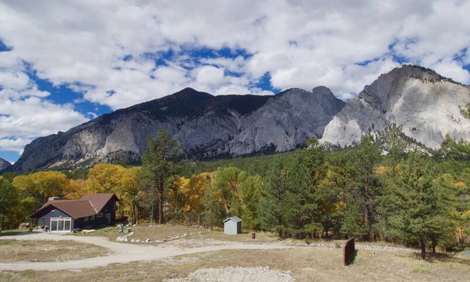 Nathrop House | Rippling Waters- 4 bedroom with hot tub on Chalk Creek