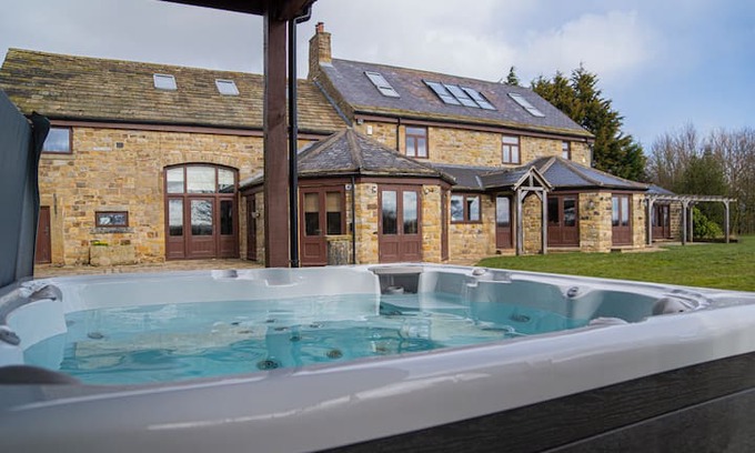 Ripley Villa | Willow House Farm - Sleeps 16 with Hot Tub