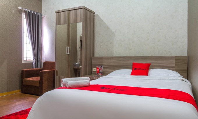 Cileunyi Hotel | RedDoorz Plus Near Ipdn
