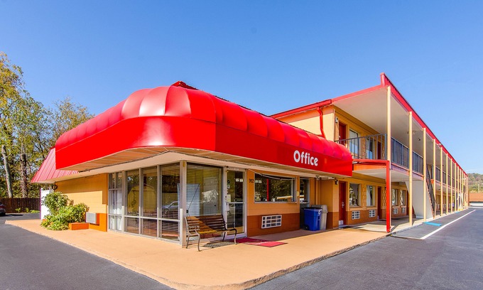 Bristol Hotel | Econo Lodge Near Motor Speedway