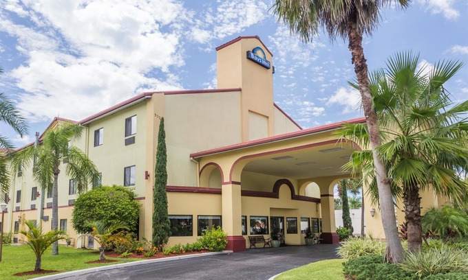Sarasota Hotel | Days Inn by Wyndham Sarasota I-75
