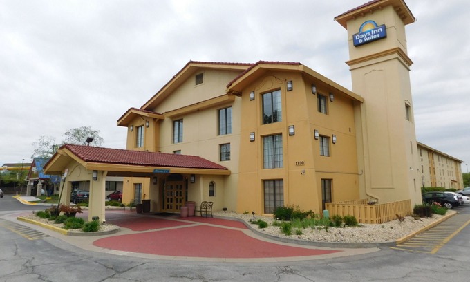 Schaumburg Hotel | Days Inn & Suites by Wyndham Schaumburg