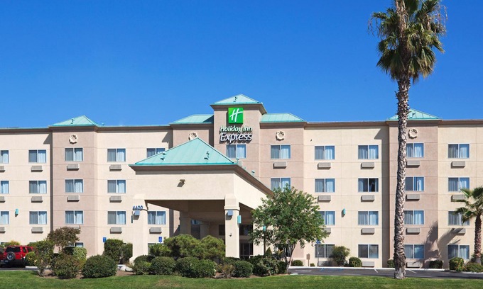 Pumpkin Center Hotel | Holiday Inn Express Bakersfield, an Ihg Hotel