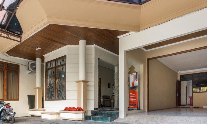 Malang Hotel | RedDoorz @ Soekarno Hatta Indah
