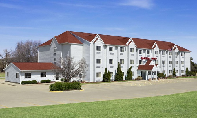 Bloomington Hotel | Ramada Limited and Suites Bloomington