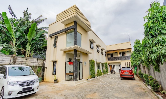 Jatinegara Hotel | OYO 2416 Griya Otista Syariah