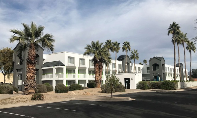 Paradise Valley Village Hotel | SureStay Plus Hotel by Best Western Scottsdale North