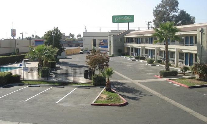 Pumpkin Center Hotel | Bakersfield Inn & Suites