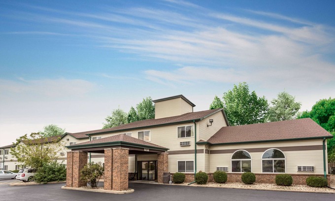Streator Hotel | AmericInn by Wyndham Streator