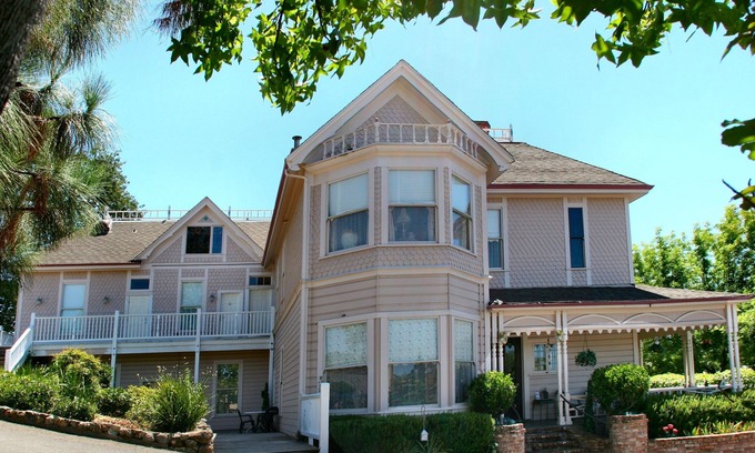 Auburn Hotel | Power's Mansion Inn