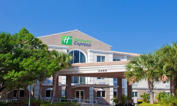 Villages of Palm Beach Lakes Hotel | Holiday Inn Express West Palm Beach Metrocentre, an Ihg Hotel