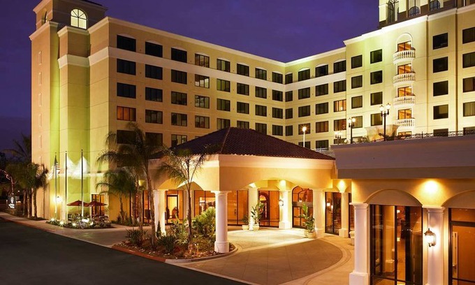 Anaheim Resort Hotel | DoubleTree Suites by Hilton Anaheim Resort/Convention Center