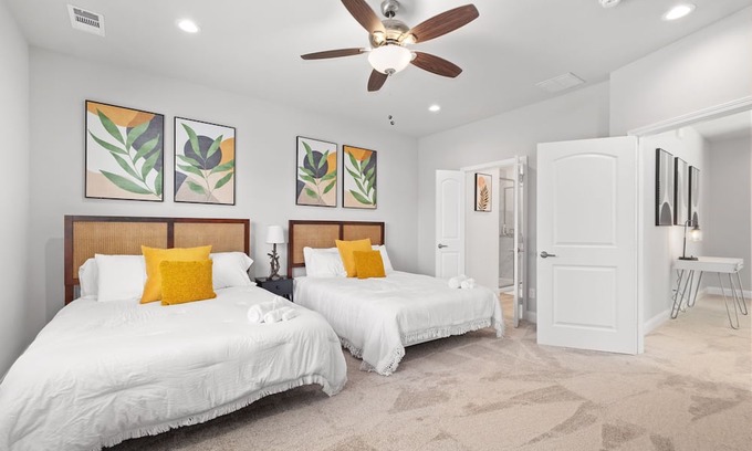 Cedar Crest House | Modern Tropical 5 BR/8 BEDS Home in Heart of Dallas