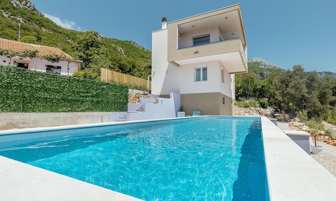 Podi House | Above Herceg Novi awaits you this stylish and modern vacation home with magnificent panoramic views