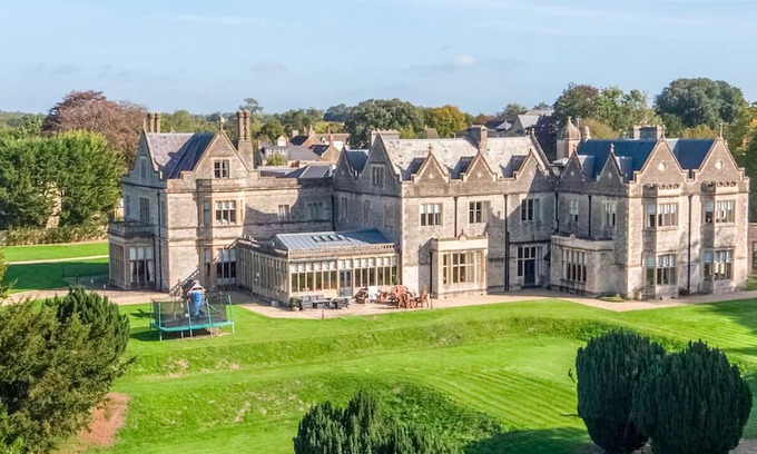 Malmesbury House | Cotswold luxury 14 bedroom estate with indoor Pool Gym Creche Cinema sleeps 24