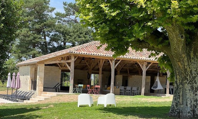 Levignac-de-Guyenne Villa | Rural Villa with an amazing outdoor living space by the heated pool