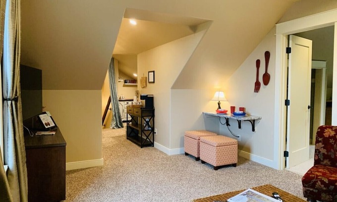 Selah House | Lookout View Suite-Private LV, Bdrm, Bath in Family Home
