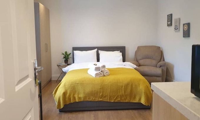 Putney Condo | Well located king bed studio 35 minutes from the heart of London. 1071 gr fl