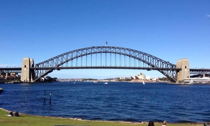 McMahons Point Apartment | Spacious Studio Surrounded By Great Views