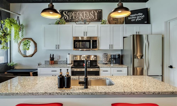 Nashville Apartment | NEW Studio with 2 Beds 7 mins to Broadway
