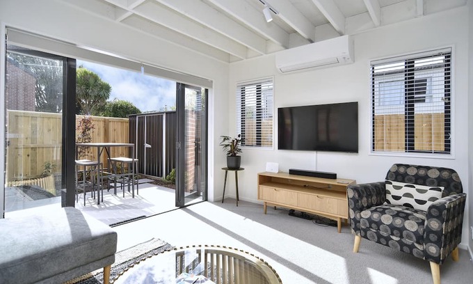 Sydenham House | Āta Haere - Modern, comfortable and funky getaway close to central Christchurch