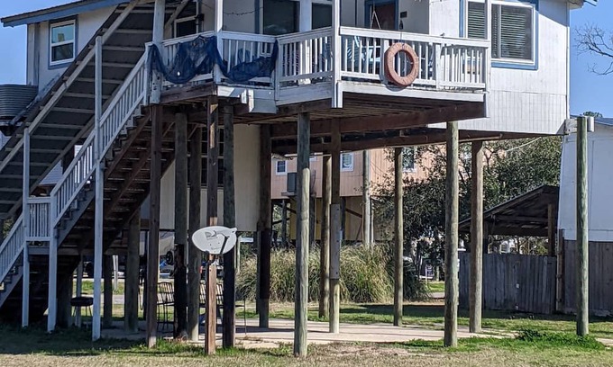 Shoreline Park Cottage | Captain Quarters waterfront cottage