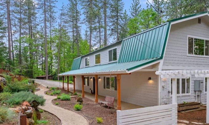 Cedar Ridge House | Spacious home in the Sierra foothills just minutes to downtown, hiking, skiing.