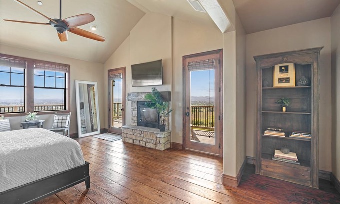 Santa Rosa House | 4BD/4.5BA LUXURY ESTATE w/ VIEWS + HOTTUB & BILLIARDS