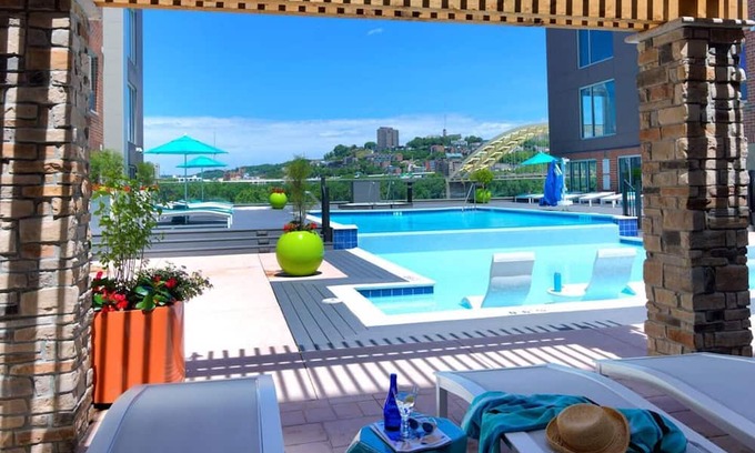 Newport Apartment | Luxury King Bed Suite! Resort Pool-Free Parking