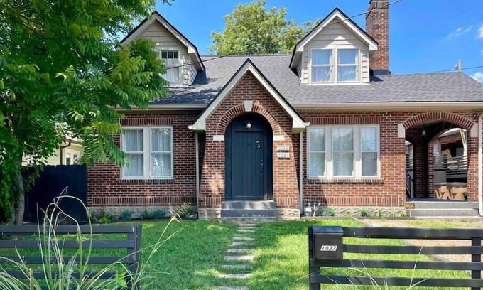East Hill House | >NEW RENO< CHIC & COZY Loft- Near Downtown & HotSpots/ Bocce & fire pit!